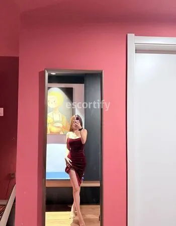 View Moon, Auckland Escort | Tel: 022 468 5618